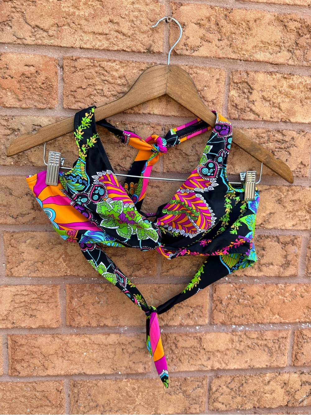 10/$25 • Bikini Bay Vibrant Multicolor Paisley Bikini Top